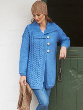 Load image into Gallery viewer, Hayfield 16 Favourite Aran Knits Book 527