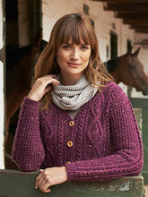 Load image into Gallery viewer, Hayfield 16 Favourite Aran Knits Book 527