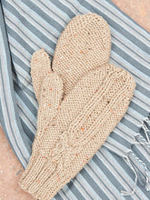 Load image into Gallery viewer, Hayfield 16 Favourite Aran Knits Book 527